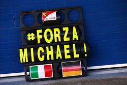 Un cartello pit Ferrari con un messaggio di supporto per Michael Schumacher