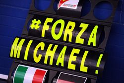 Een Ferrari pitbord toont medeleven met Michael Schumacher