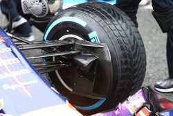 Daniel Ricciardo, Red Bull Racing RB10 front suspension and brake duct detail
