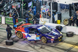 Pit stop for #72 SMP / ESM Racing Ferrari 458 Italia: Maurizio Mediani, Sergey Zlobin, Boris Rotenberg, Mika Salo, Mikhail Aleshin