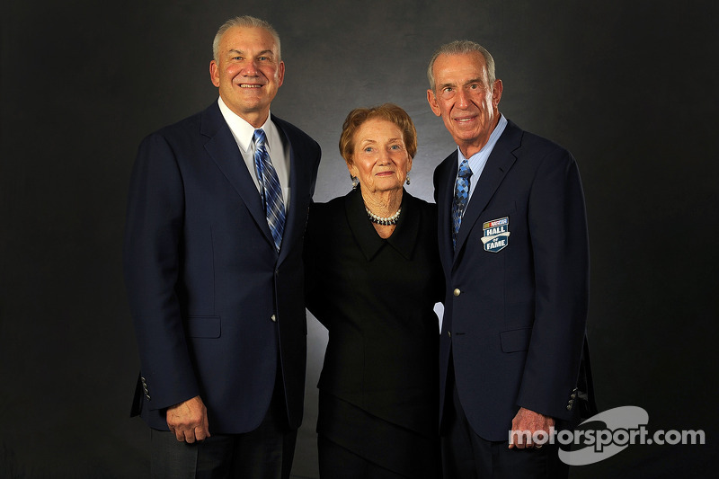 2014 新秀 Dale Jarrett 和 母亲 Martha, 和 父亲 Ned Jarrett