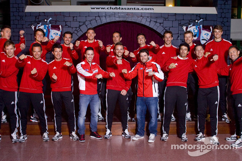 Photo de groupe des pilotes Audi avec les pilotes Moto Andrea Dovizioso et Cal Crutchlow en 2014