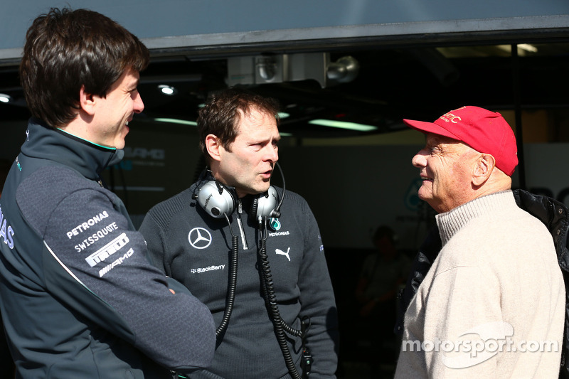 (Da sinistra a destra): Toto Wolff, Mercedes AMG F1 Azionista e Direttore Esecutivo con Aldo Costa,