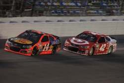 Tony Stewart, Stewart-Haas Racing Chevrolet and Kyle Larson, Ganassi Racing Chevrolet