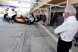 Charlie Whiting, Delegato FIA osserva Sergio Perez, Sahara Force India F1 VJM07 nei box