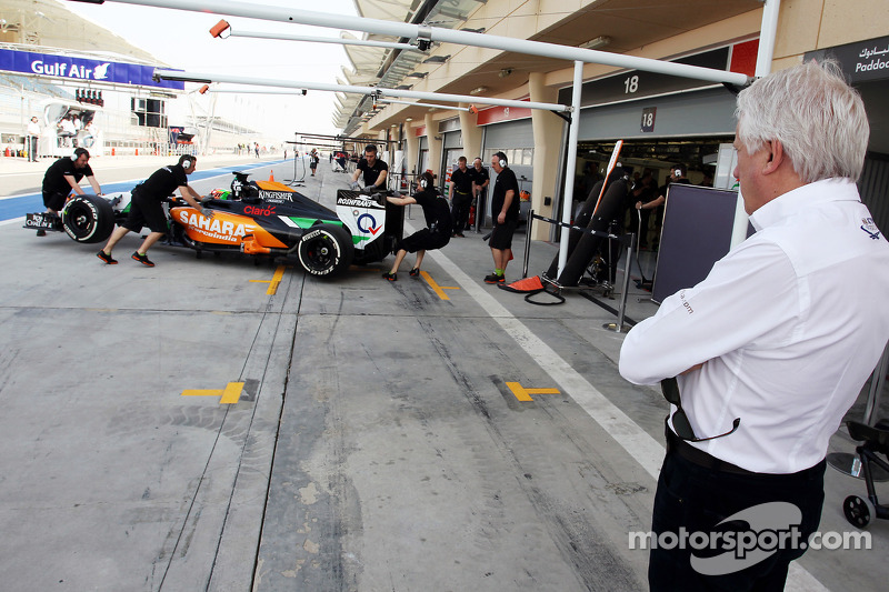 Charlie Whiting, comissário da FIA,  observa Sergio Perez, Sahara Force India F1 VJM07, nos boxes