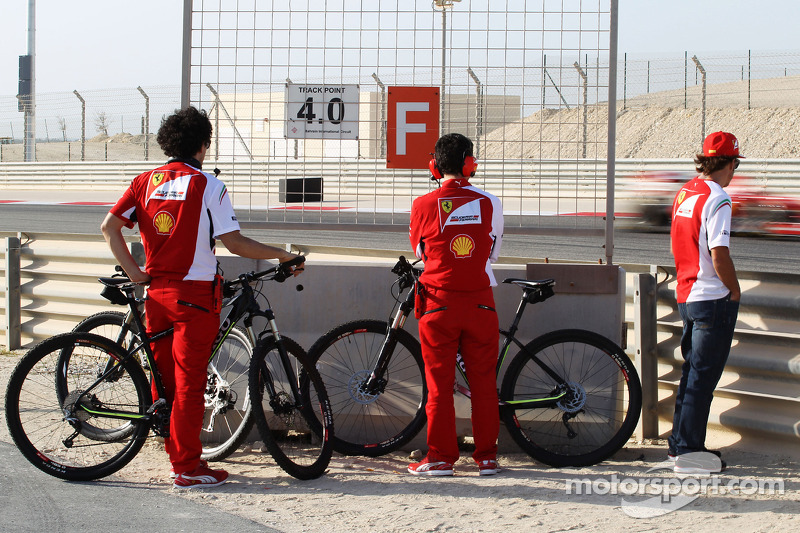 Fernando Alonso, Ferrari observa a Kimi Raikkonen, Ferrari F14-T en el circuito