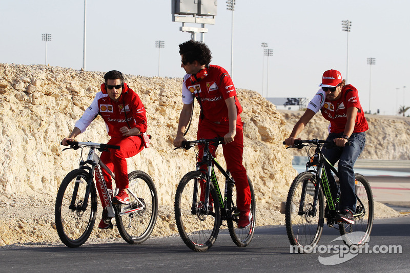 Fernando Alonso, Ferrari, en su bicicleta, paseos en la carretera perimetral alrededor del circuito