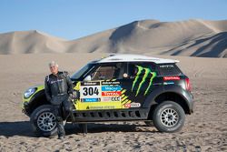 Jay Leno and Nani Roma share the Dakar winning Mini