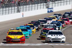 Start: Joey Logano and Brad Keselowski lead