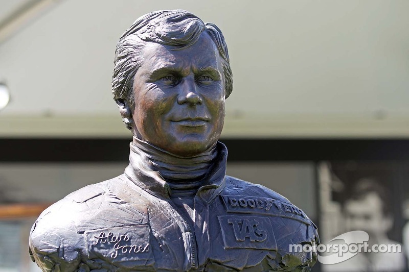 Une statue d'Alan Jones dans l'Albert Park, à Melbourne