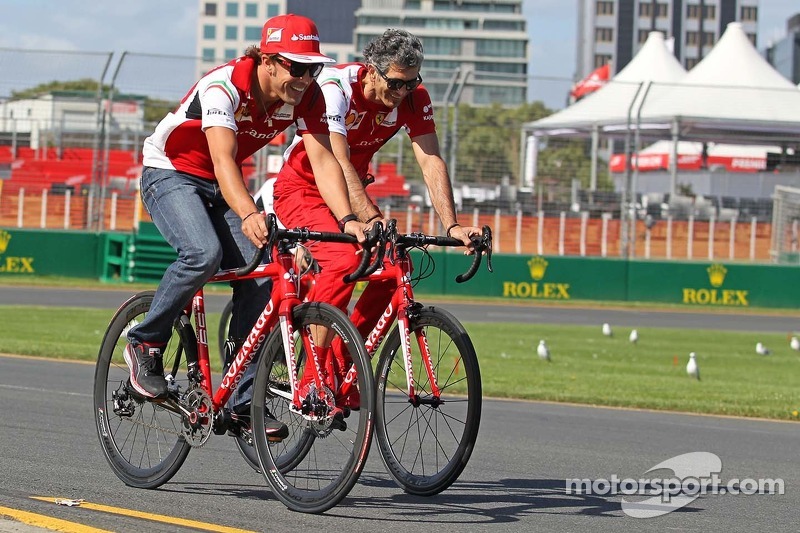Fernando Alonso, Ferrari en bicicleta por el circuito con Edoardo Bendinelli, entrenador personal