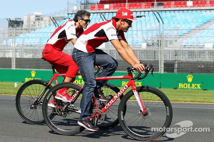 Fernando Alonso, Ferrari en bicicleta por el circuito con Edoardo Bendinelli, entrenador personal
