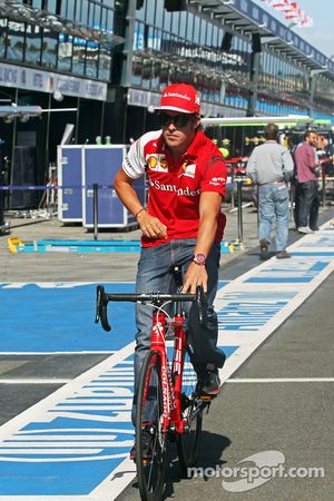 Fernando Alonso, Ferrari cycles the circuit