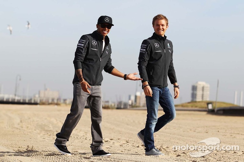 Lewis Hamilton, Mercedes AMG F1, e seu companheiro de equipe Nico Rosberg, da Mercedes AMG F1 W05, n