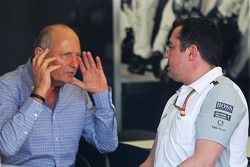 Ron Dennis, McLaren comandante executivo com Eric Boullier, McLaren Racing Director