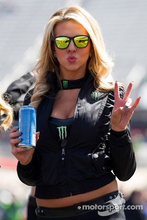 Chica Monster Energy