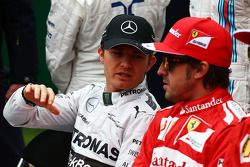 Nico Rosberg, Mercedes AMG F1 y Fernando Alonso, Ferrari en la foto de inicio de temporada de los pi
