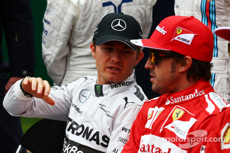 Nico Rosberg, Mercedes AMG F1 y Fernando Alonso, Ferrari en la foto de inicio de temporada de los pilotos