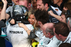 Nico Rosberg, Mercedes AMG F1 W05 celebrates with hi s girlfriend Vivian Sibold, 16