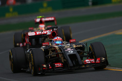 Romain Grosjean, Lotus F1 E22 devant Pastor Maldonado, Lotus F1 E21