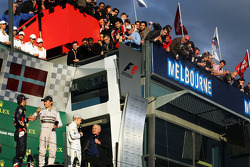 Podium: Nico Rosberg, Mercedes AMG F1, 1er; Kevin Magnussen, McLaren, 3ème ; Alan Jones (AUS)
