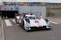 Tom Kristensen chegado no 24 Hours of Le Mans circuit com o Audi R18 e-tron quattro