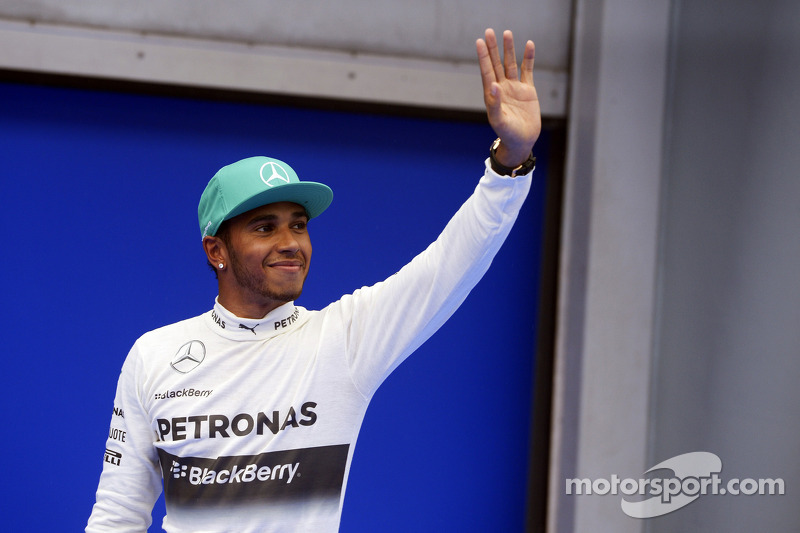 Lewis Hamilton, Mercedes AMG F1, comemora sua pole position em parque fechado