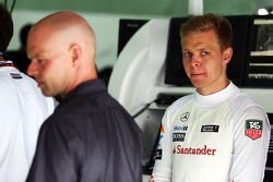 (Esquerda para direita): Jan Magnussen com seu filho Kevin Magnussen, da McLaren