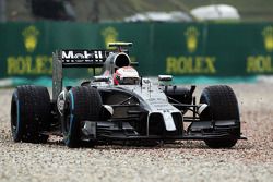 Kevin Magnussen, McLaren MP4-29 son virajı genişten alıyor
