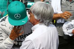 (L to R): Lewis Hamilton, Mercedes AMG F1 with Bernie Ecclestone, on the grid