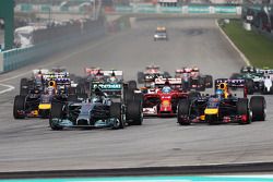 Rennstart: Nico Rosberg, Mercedes AMG F1 W05; Sebastian Vettel, Red Bull Racing RB10