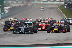 Rennstart: Nico Rosberg, Mercedes AMG F1 W05; Sebastian Vettel, Red Bull Racing RB10