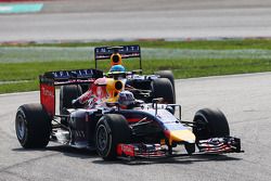 Daniel Ricciardo mène devant Sebastian Vettel