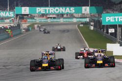 (Links naar rechts): Sebastian Vettel, Red Bull Racing RB10 en teamgenoot Daniel Ricciardo, Red Bull