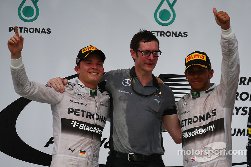 Vencedor da corrida Lewis Hamilton, Mercedes AMG F1 segundo lugar Nico Rosberg, Mercedes AMG F1