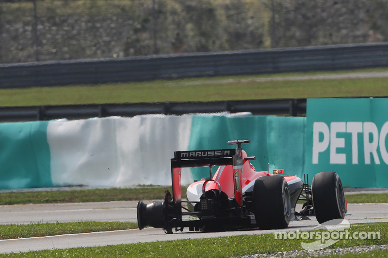 Jules Bianchi, Marussia F1 Takımı MR03 patlak lastikle pite dönüyor
