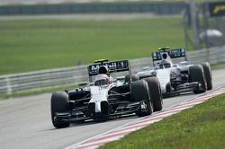 Kevin Magnussen, McLaren MP4-29 devant Valtteri Bottas, Williams FW36