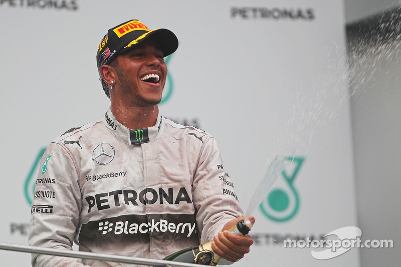 Ganador de la carrera Lewis Hamilton, Mercedes AMG F1 celebra con champán en el podio