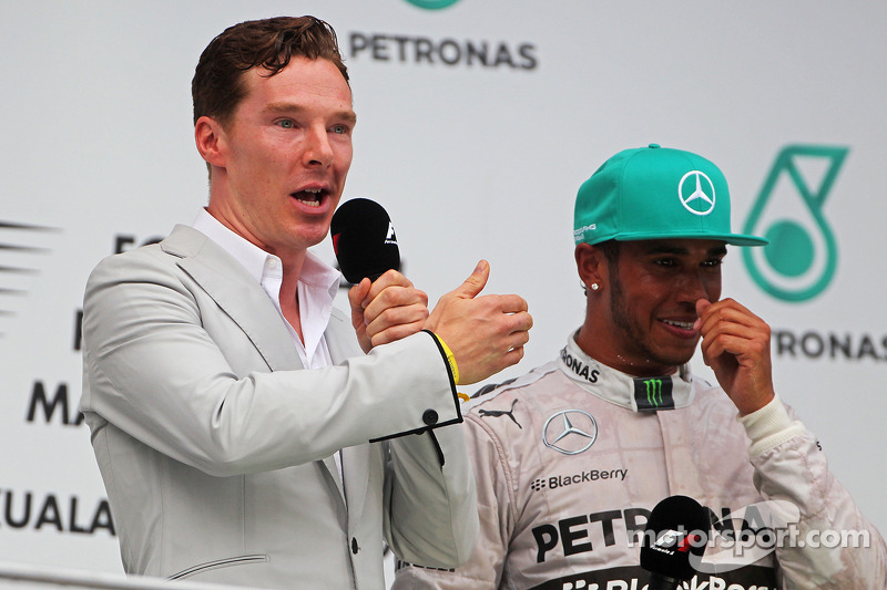 (Esquerda para direita): Benedict Cumberbatch, ator, entrevista o vencedor da corrida Lewis Hamilton