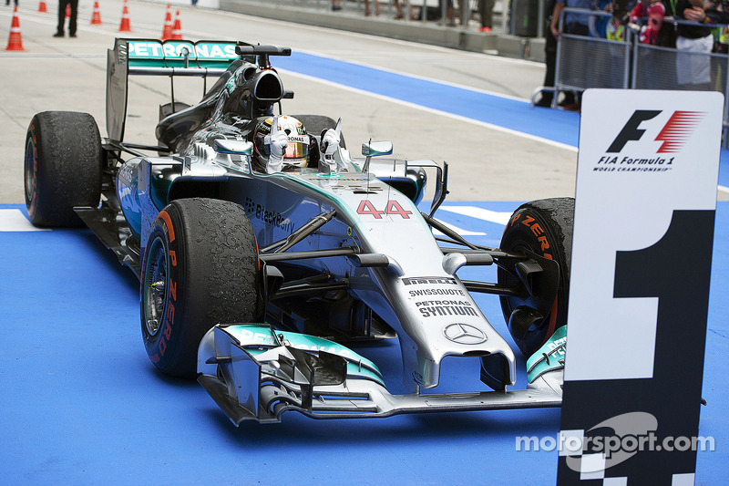 Il vincitore della gara Lewis Hamilton su Mercedes W05 Hybrid festeggia Parco Chiuso