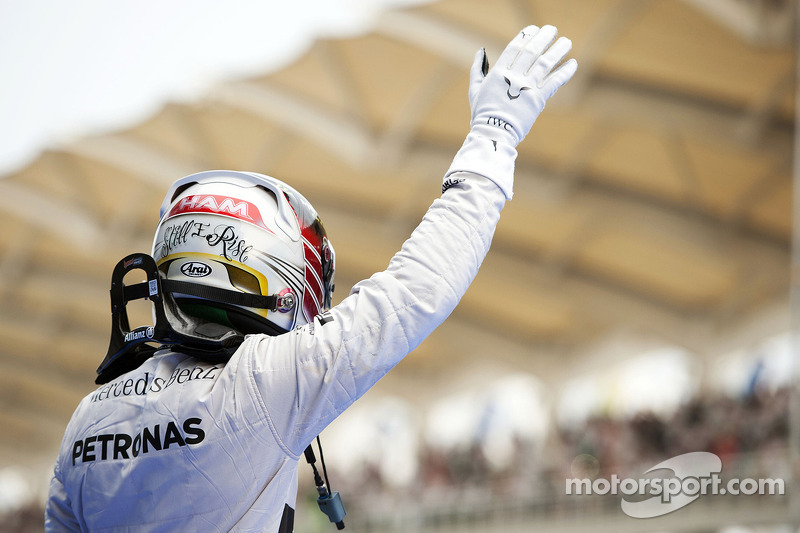 Il vincitore della gara Lewis Hamilton (Mercedes AMG F1) festeggia nel Parco Chiuso