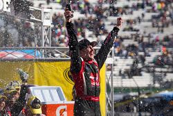 Il vincitore della gara Kurt Busch su Chevrolet del team Stewart-Haas Racing