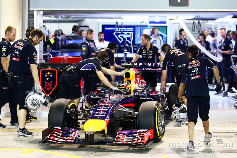 Sebastian Vettel, Red Bull Racing RB10 vuelve a boxes