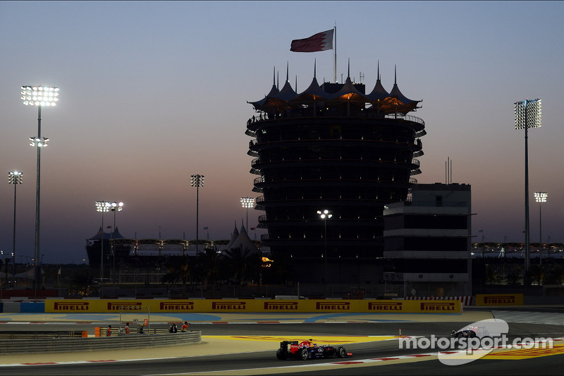 Daniil Kvyat, Scuderia Toro Rosso STR9 y Sebastian Vettel, Red Bull Racing RB10