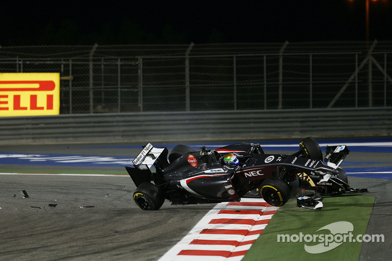 Esteban Gutiérrez, Sauber C33 choca con Pastor Maldonado, Lotus F1 E21