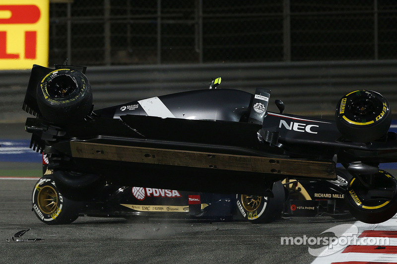 Esteban Gutierrez, Sauber C33 crashes with Pastor Maldonado, Lotus F1 E21