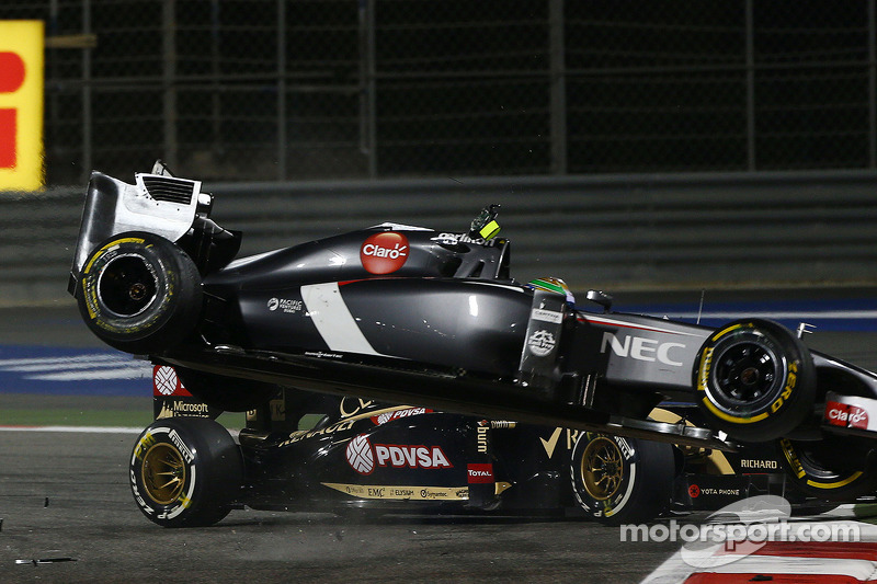 Esteban Gutierrez, Sauber C33 crashes with Pastor Maldonado, Lotus F1 E21