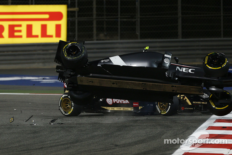 Esteban Gutierrez, Sauber and Pastor Maldonado, Lotus F1 Team crash as turn 1