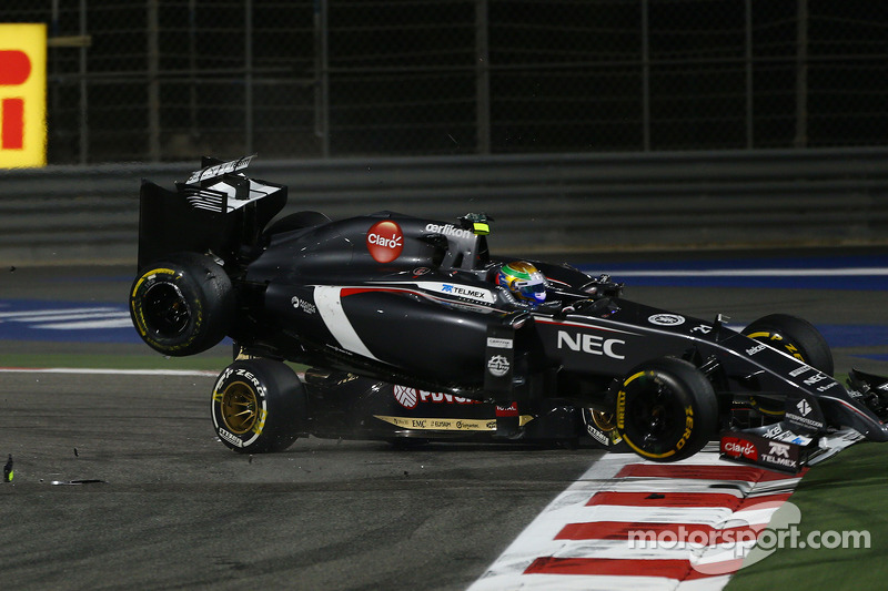 Esteban Gutierrez, Sauber and Pastor Maldonado, Lotus F1 Team crash as turn 1